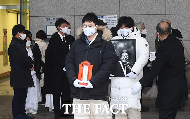 고 백기완 통일문제연구소장 발인이 19일 오전 서울 종로구 서울대병원 장례식장에서 엄수된 가운데 유가족과 관계자들이 고인의 영정을 모시고 이동하고 있다. /이동률 기자