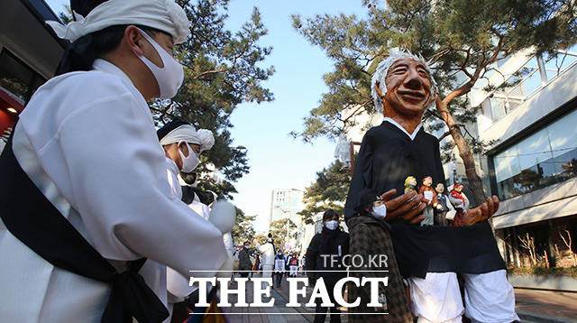 19일 오전 서울 종로구 서울대학교병원 장례식장에서 출발한 고 백기완 통일문제연구소장의 운구행렬이 노제가 열리는 대학로로 이동하고 있다. /이동률 기자