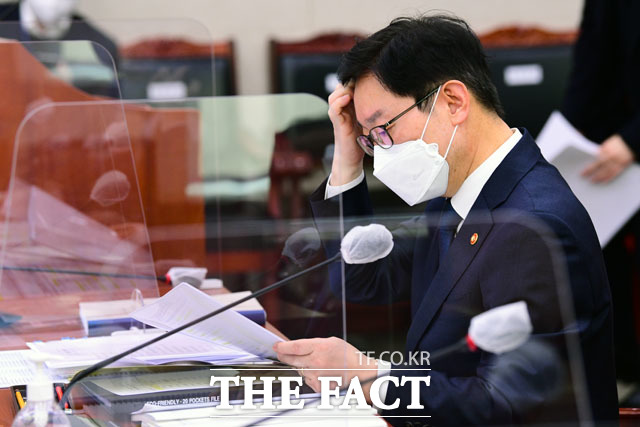 박범계 법무부 장관이 18일 오전 서울 여의도 국회에서 열린 법제사법위원회 전체회의에 출석해 개의를 기다리며 자료를 살펴보고 있다./더팩트DB