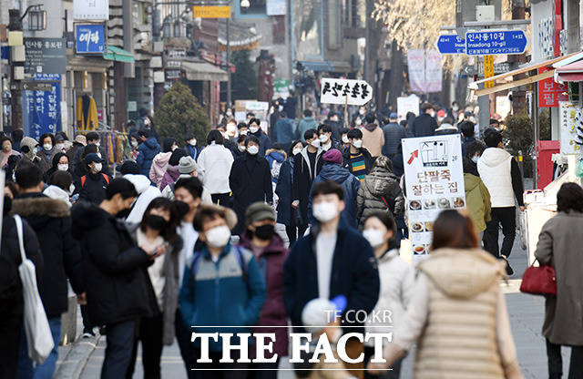 설 연휴 직후인 2월 셋째 주 가족 및 지인모임을 통한 신종 코로나바이러스 감염증(코로나19) 확진자 가운데 56%가 명절 가족 모임에서 감염된 것으로 확인됐다. 12일 오후 서울 종로구 인사동 거리가 시민들로 붐비고 있다./임영무 기자