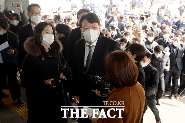윤석열 검찰총장이 대구지역 검사들과의 간담회를 위해 3일 오후 대구광역시 수성구 대구고등·지방검찰청을 방문해 취재진의 질문에 답하고 있다./이선화 기자