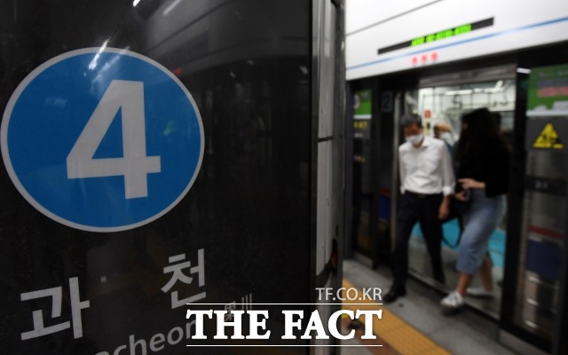 지하철에서 잠든 옆자리 여성을 추행한 30대 남성이 퇴근길 경찰관에게 목격돼 검거됐다. 사진은 기사 내용과 관련없음. /남용희 기자