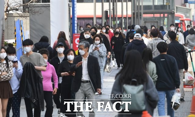 서울 신규 확진자가 이틀째 200명대를 기록하고 있다. 사진은 해당 기자와 직접적 관련 없음. /이동률 기자