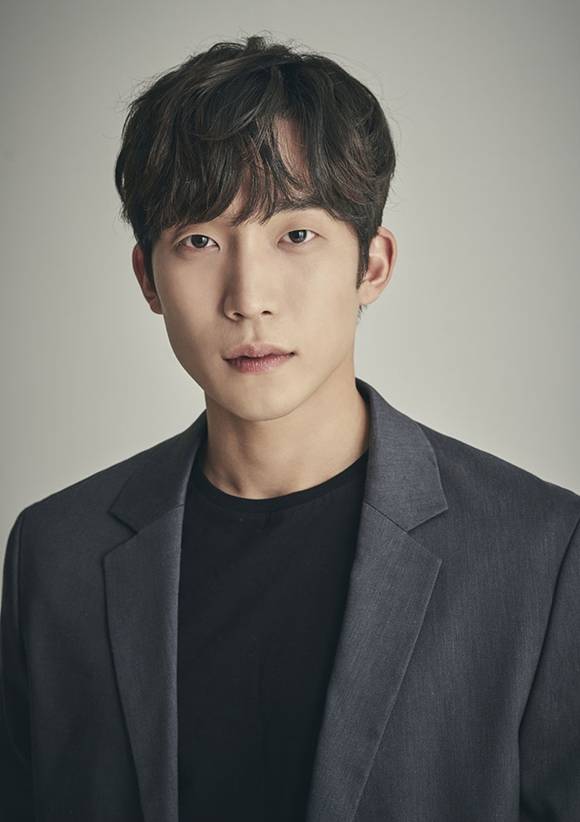 배우 이상이가 tvN 새 드라마 '갯마을 차차차'에 출연을 확정지었다. 그는 지성현 역을 맡아 새로운 매력을 선사할 계획이다. /㈜피엘케이굿프렌즈 제공