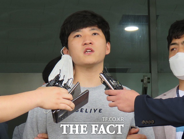 SNS에서 통해 알게 된 아동·청소년에게 접근해 성착취물을 상습 제작한 최찬욱(26)이 24일 검찰에 넘겨지기 전 취재진 앞에서 입장을 밝히고 있다. / 김성서 기자