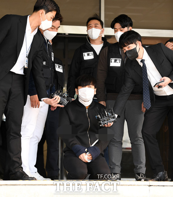 스토킹 하던 여성의 집까지 찾아가 세 모녀를 살해한 혐의를 받는 김태현이 지난 4월 9일 오전 서울 도봉구 서울도봉경찰서에서 검찰로 송치되고 있다. /임세준 기자