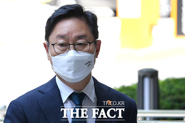 박범계 법무부 장관은 지난 26일 조국 전 법무부 장관의 딸 조민씨 사건을 담당한 수사팀의 감찰 가능성에 대해 \