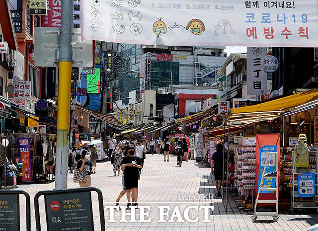 수도권 거리두기 4단계 조치가 내려진 후 첫 주말인 7월18일 오후 서울 마포구 홍대입구역 인근 거리가 한산한 모습을 보이고 있다. /이선화 기자